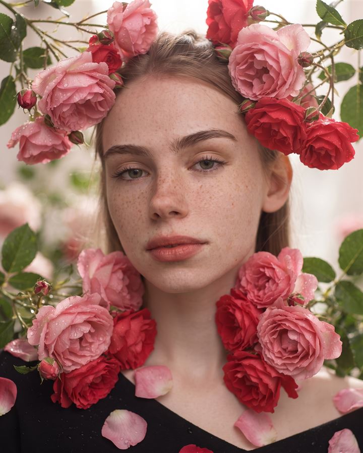 Rosas emoldurando o rosto: foto feita com prompt