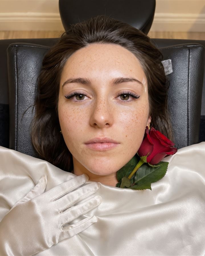 Cetim, rosa e luvas: foto feita com prompt