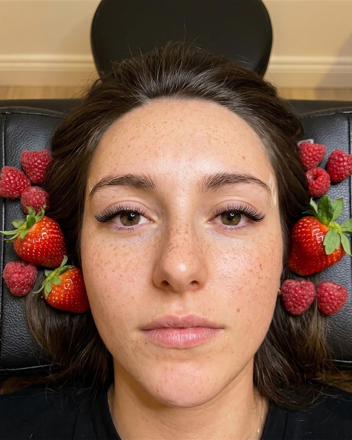 Morangos e frutas vermelhas: foto feita com prompt