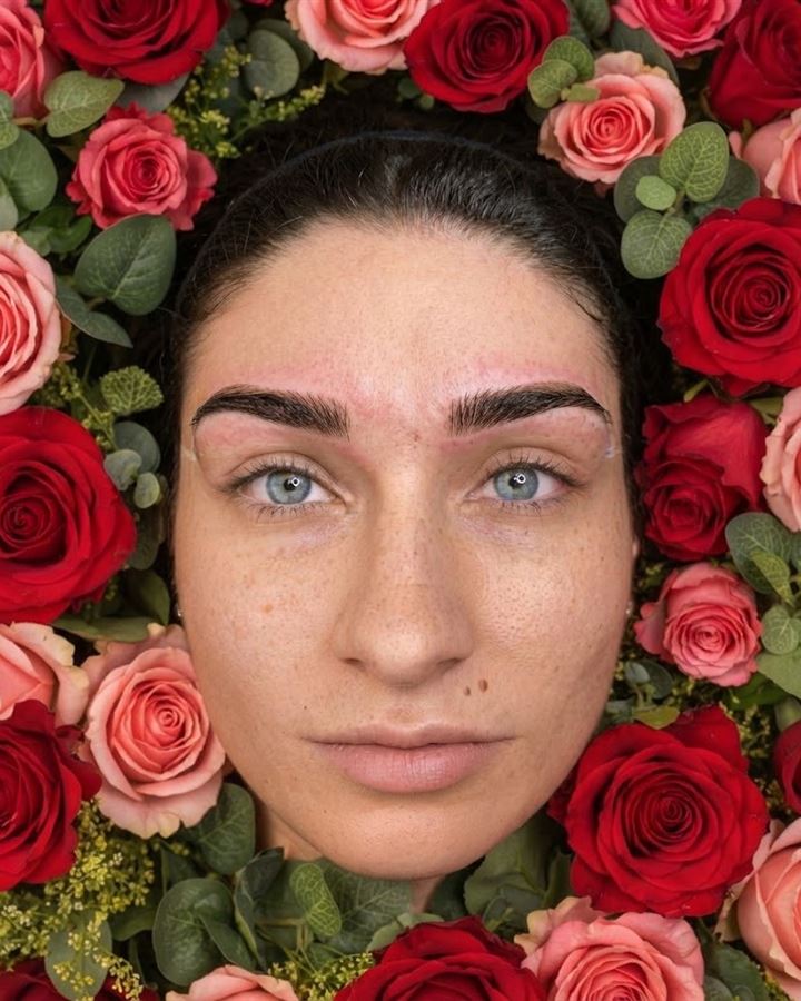Rosas cobrindo o fundo: foto feita com prompt