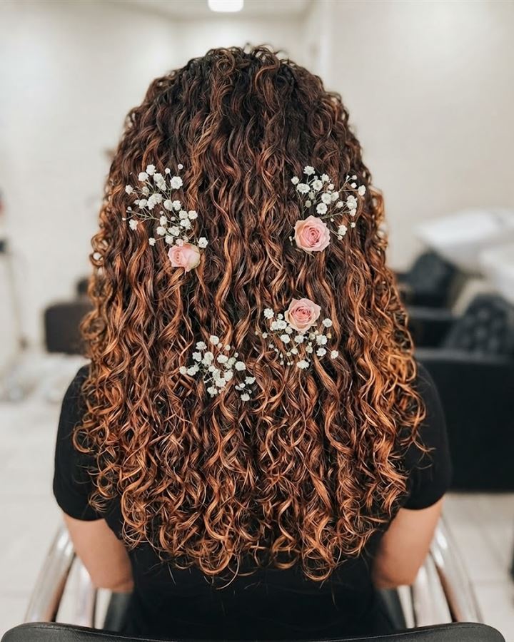 Flores nos cachos: foto feita com prompt