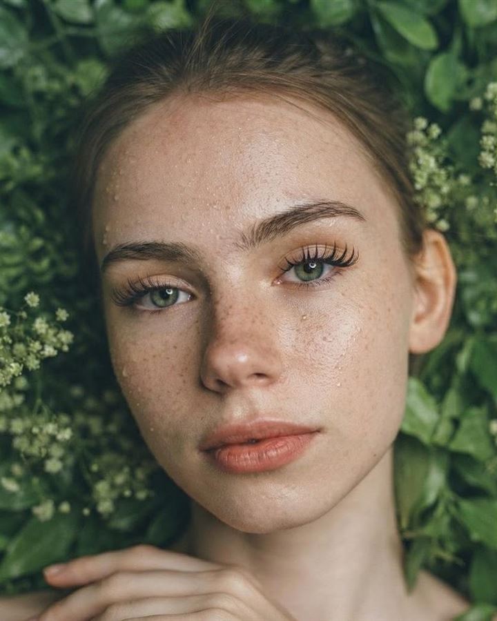 Pele com gotas entre folhas: foto feita com prompt
