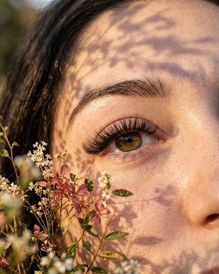 Flores e sombra de folhas: foto feita com prompt