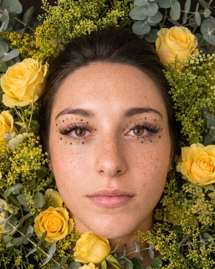 Strass e rosas amarelas: foto feita com prompt