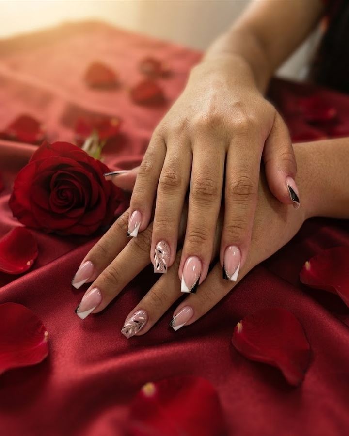 Cetim e rosas vermelhas: foto feita com prompt