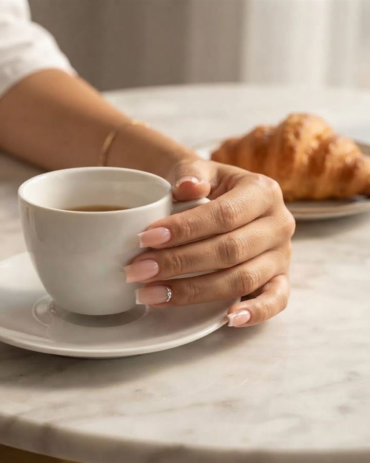 Café e croissant: foto feita com prompt